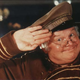 Benny Hill, disfrazado de uno de sus personajes más populares.